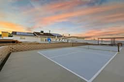 Lux Fun Oasis: Pool+Hot Tub+Pickleball & Game Room