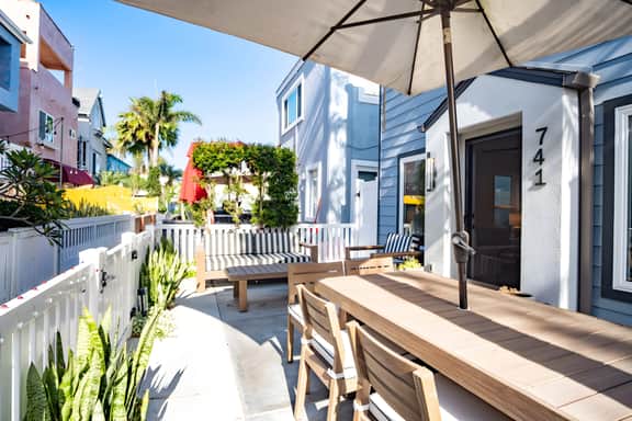 NEW Charming Beach House + Bikes + Parking