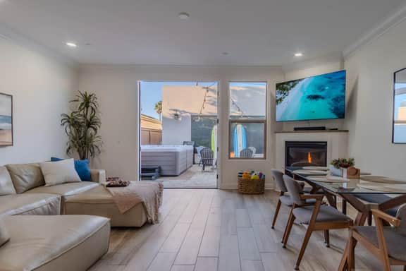 Amazing 5-Bedroom Bay View House W/ HUGE Jacuzzi + Fire Pit + Paddle Boards