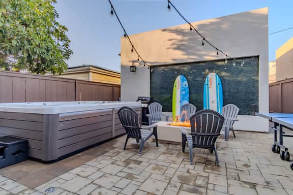 Amazing 5-Bedroom Bay View House W/ HUGE Jacuzzi + Fire Pit + Paddle Boards