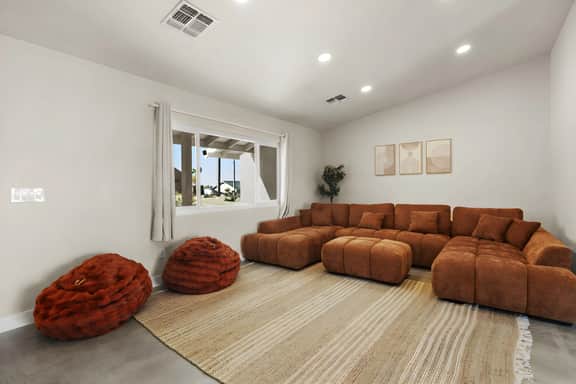 Lux Fun Oasis: Pool+Hot Tub+Pickleball & Game Room