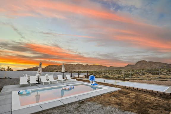 Lux Fun Oasis: Pool+Hot Tub+Pickleball & Game Room