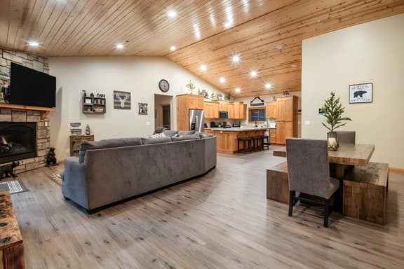 NEW Lazy Bear Game Cabin + Hot Tub + Pool Table